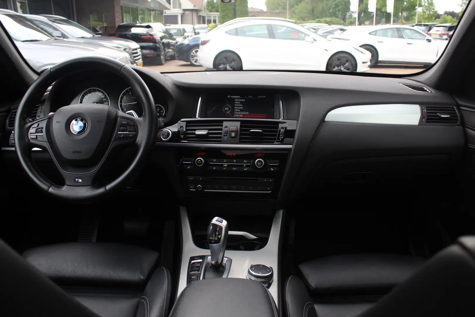 BMW X3 xDrive20i High Exe. M Sport / Trekhaak / Panoramad Grijs - 2