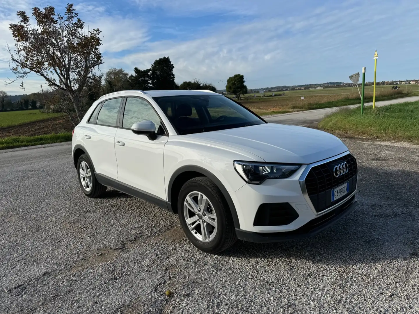 Audi Q3 35 TDI S tronic Business Blanc - 2