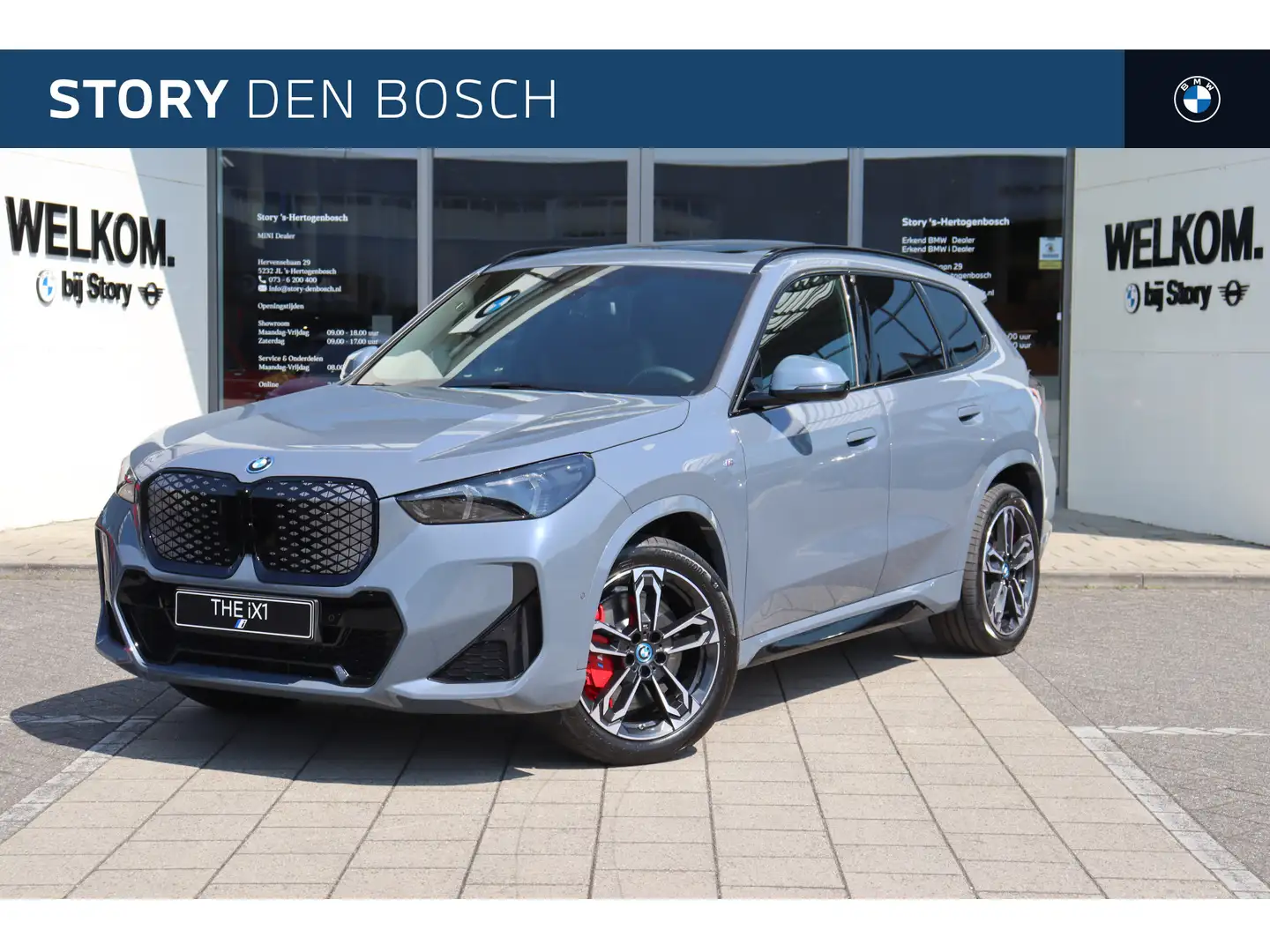 BMW iX1 eDrive20 M Sport / Panoramadak / Trekhaak / Adapti Grijs - 1
