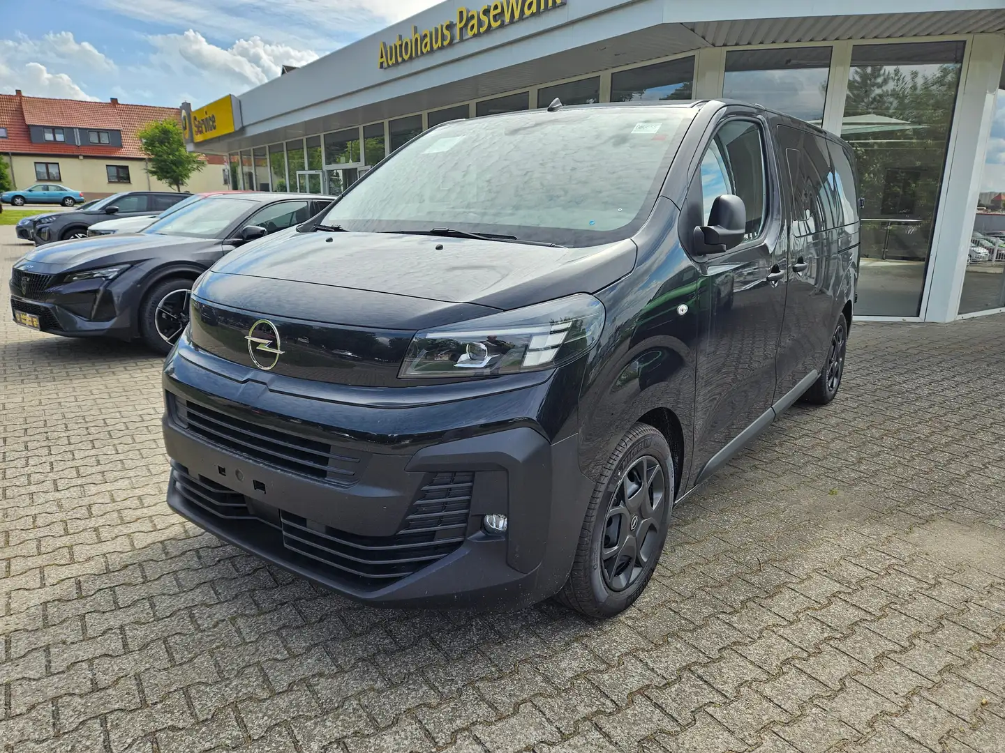 Opel Vivaro 2.0 D AT NAVI AHK 9-Sitzer VOLL-LED beids.Schiebet Zwart - 1