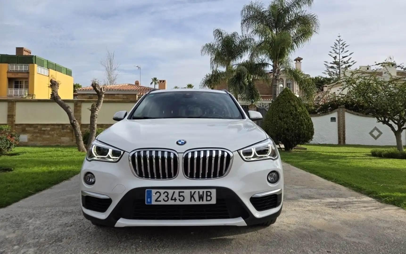 BMW X1 sDrive 18dA Business Blanc - 1