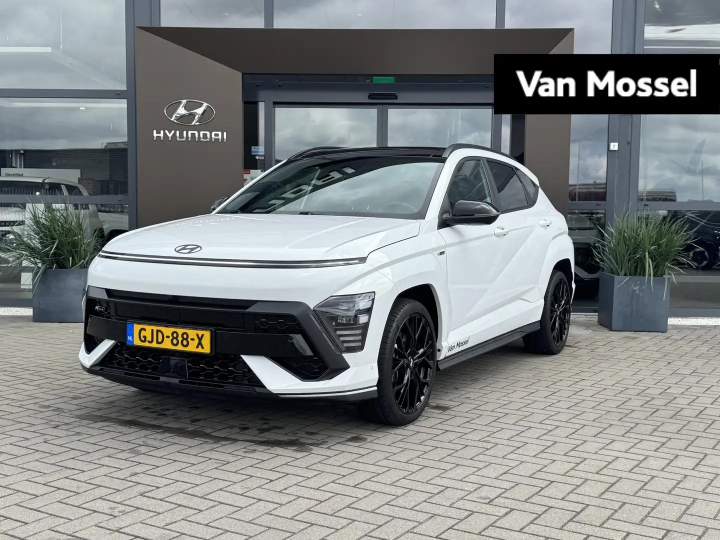 Hyundai KONA 1.6 GDI HEV N Line Sky | Demo | 19 Inch | Black Pa Wit - 1