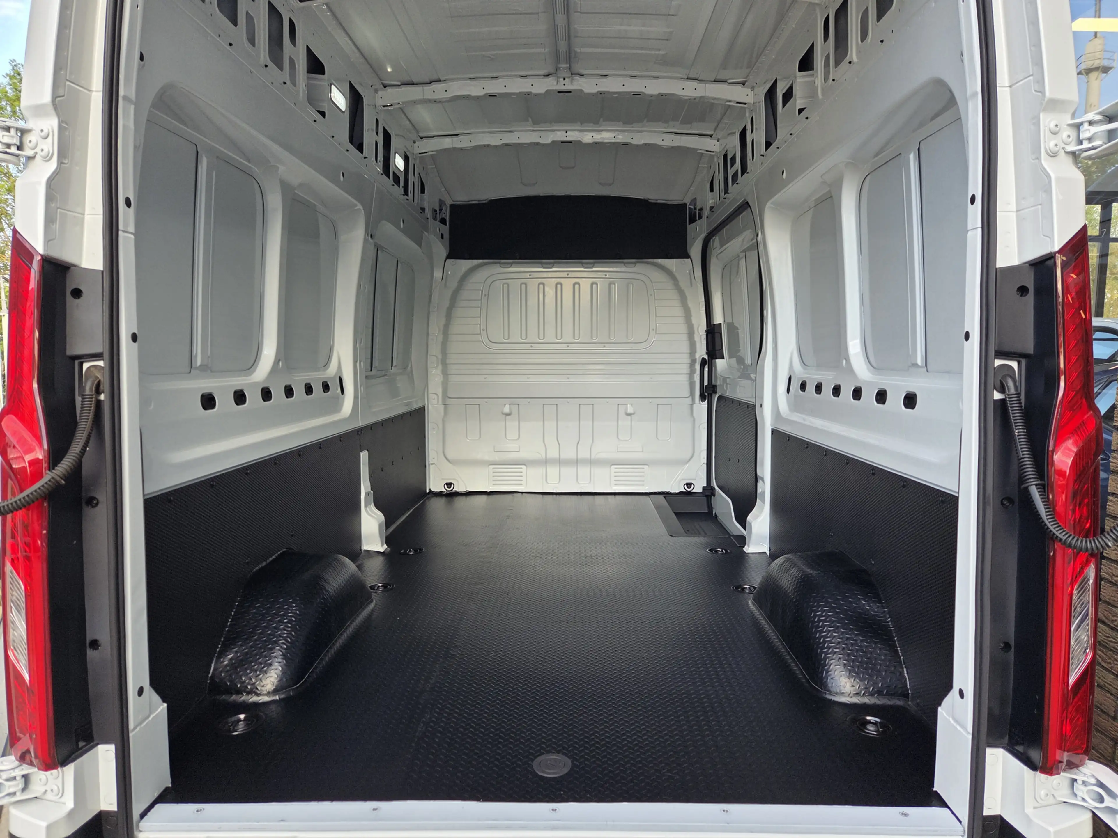 Maxus eDeliver 9 L3H3 72 kWh Airco Achteruitrijcamera PDC Stoelverw — photo 37