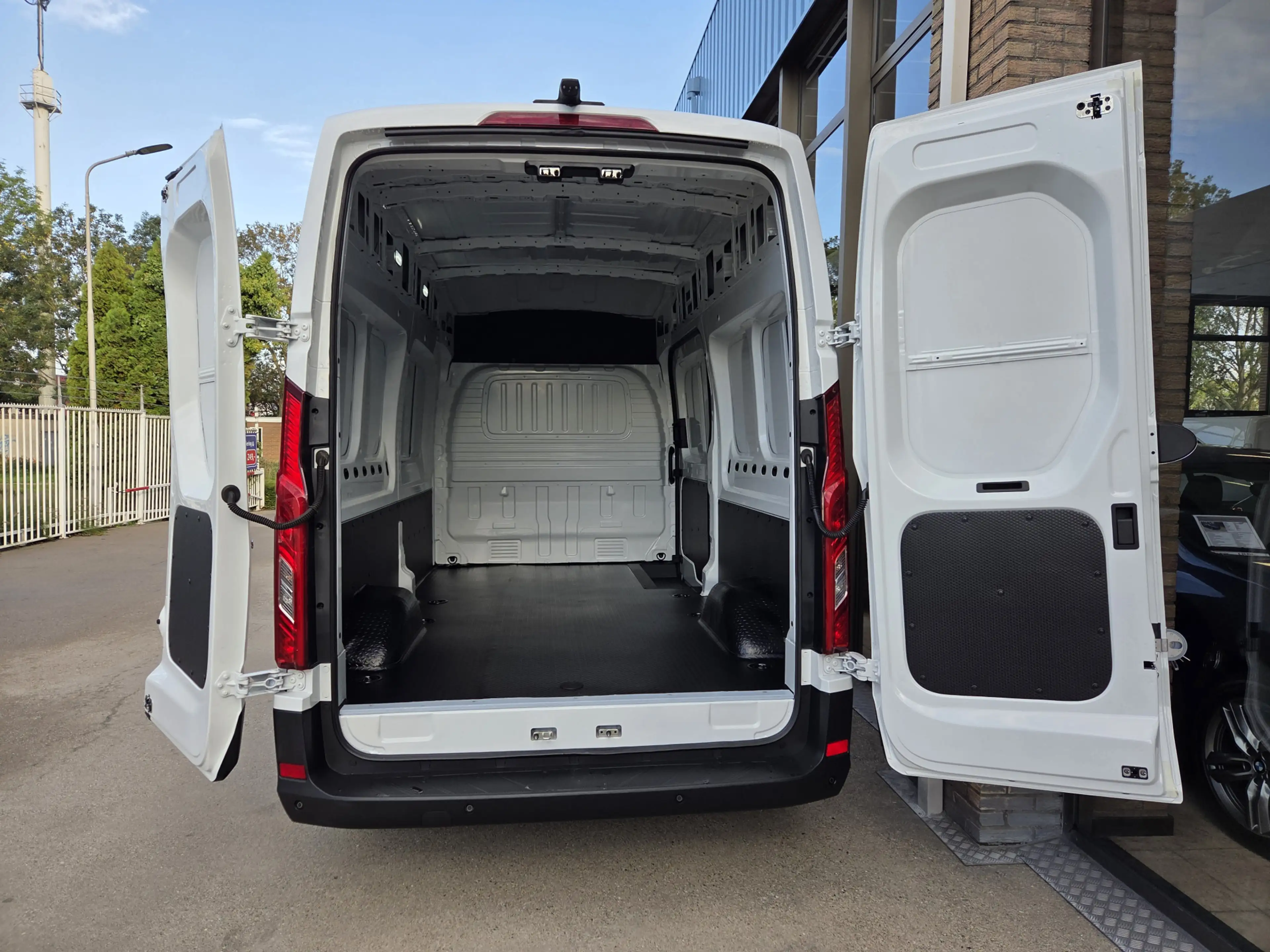 Maxus eDeliver 9 L3H3 72 kWh Airco Achteruitrijcamera PDC Stoelverw — photo 36