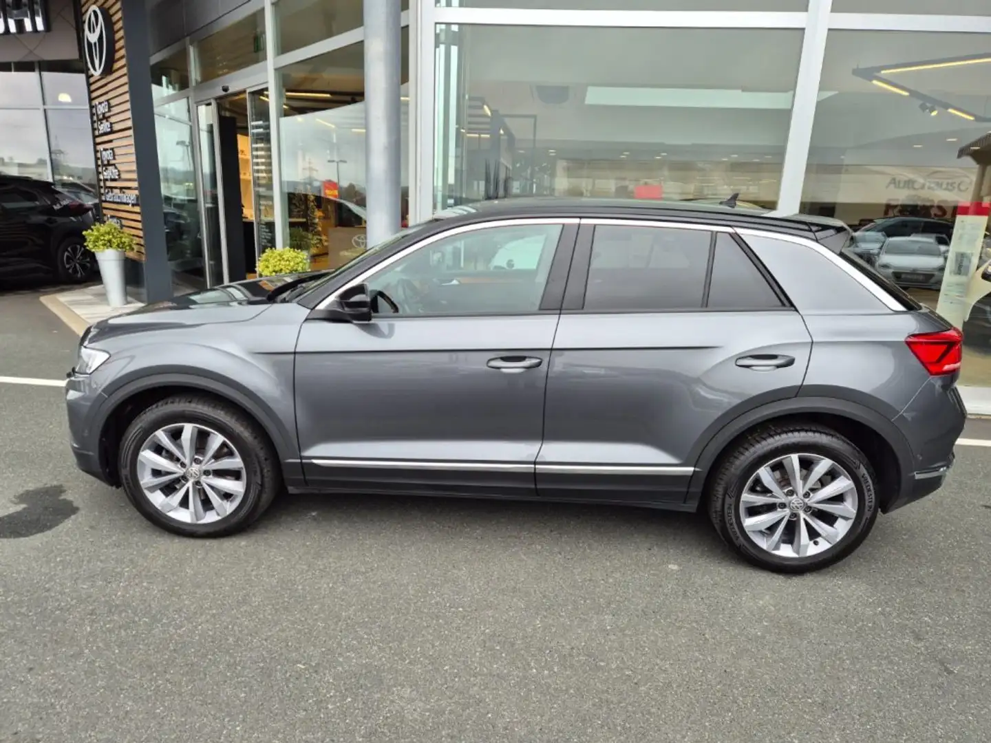 Volkswagen T-Roc 2,0 TDI SCR 4Motion Design DSG *8-Fach* Grijs - 2