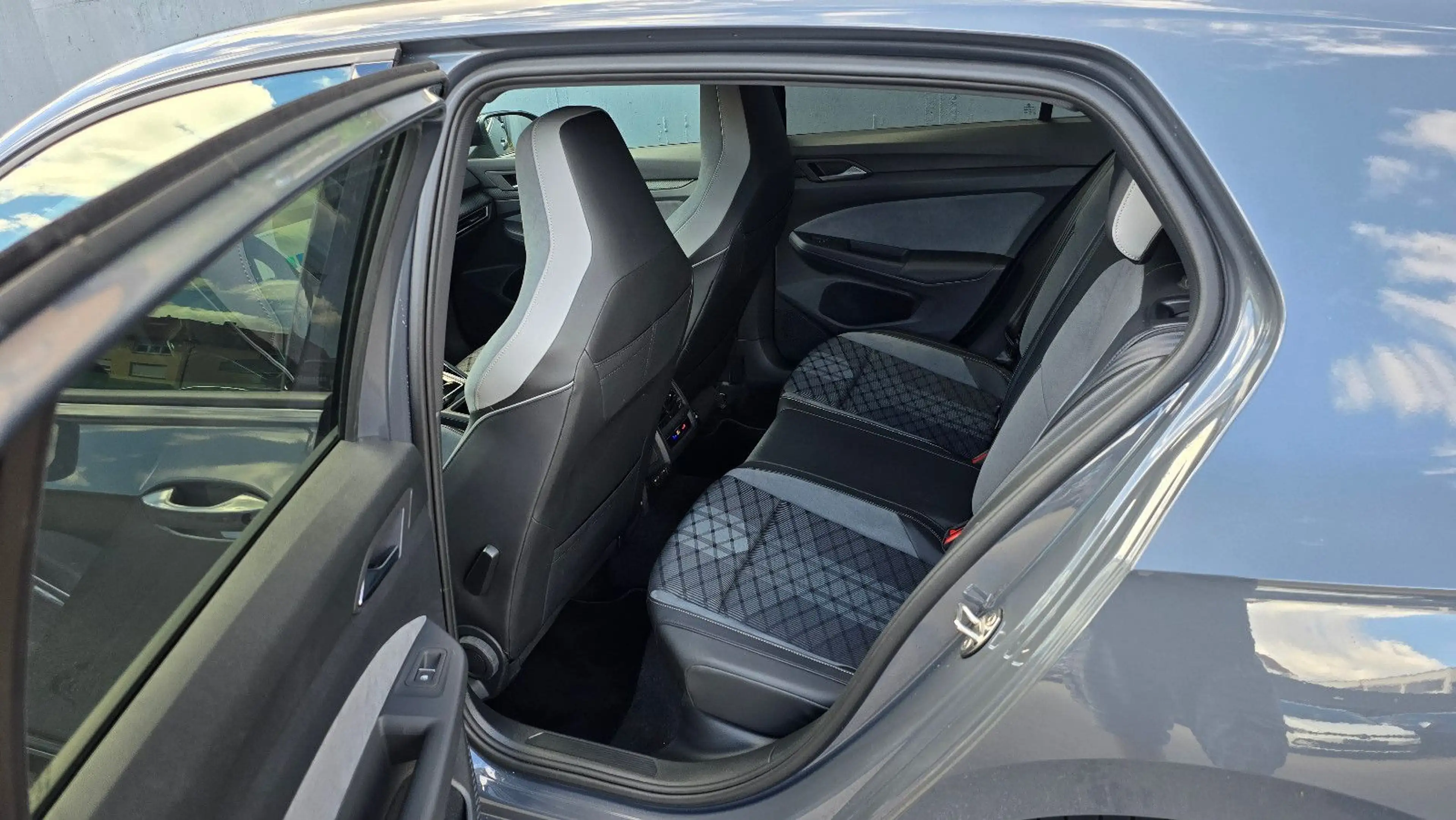 Volkswagen Golf 1.5 eTSI DSG 3 x R-Line *Black*/ACC/Kamera/ — photo 9