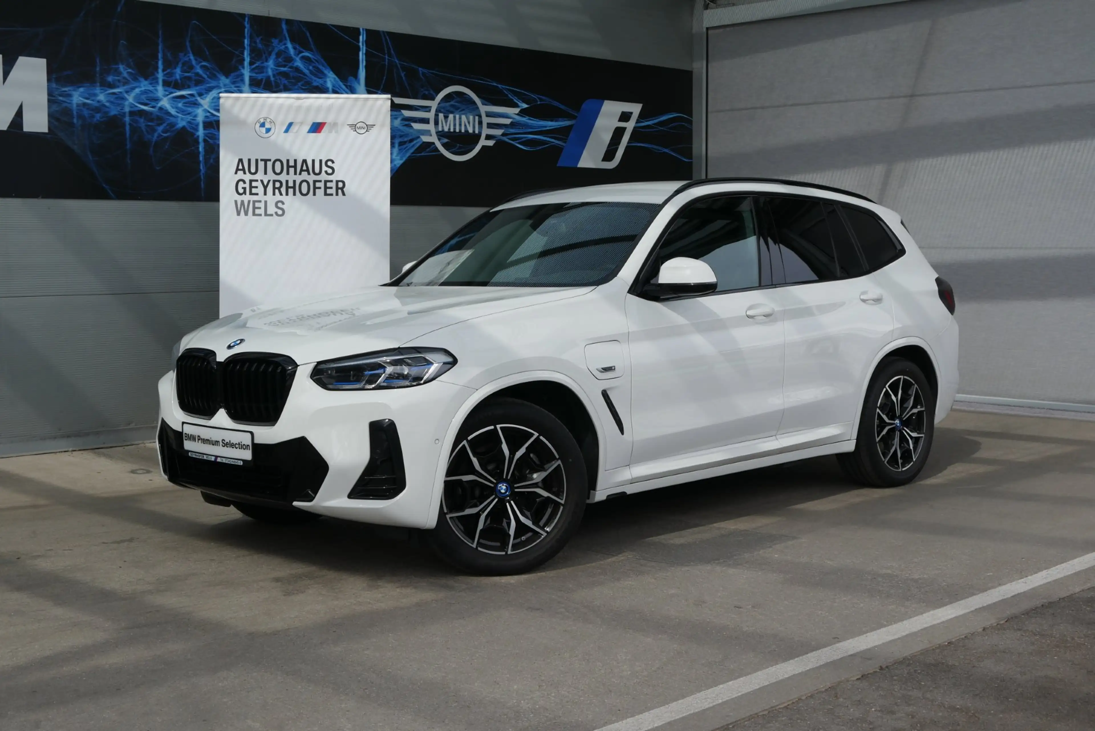BMW X3 xDrive30e *M-Paket/AHK/Laser/Driving Assistant/HUD/Innovationspaket*