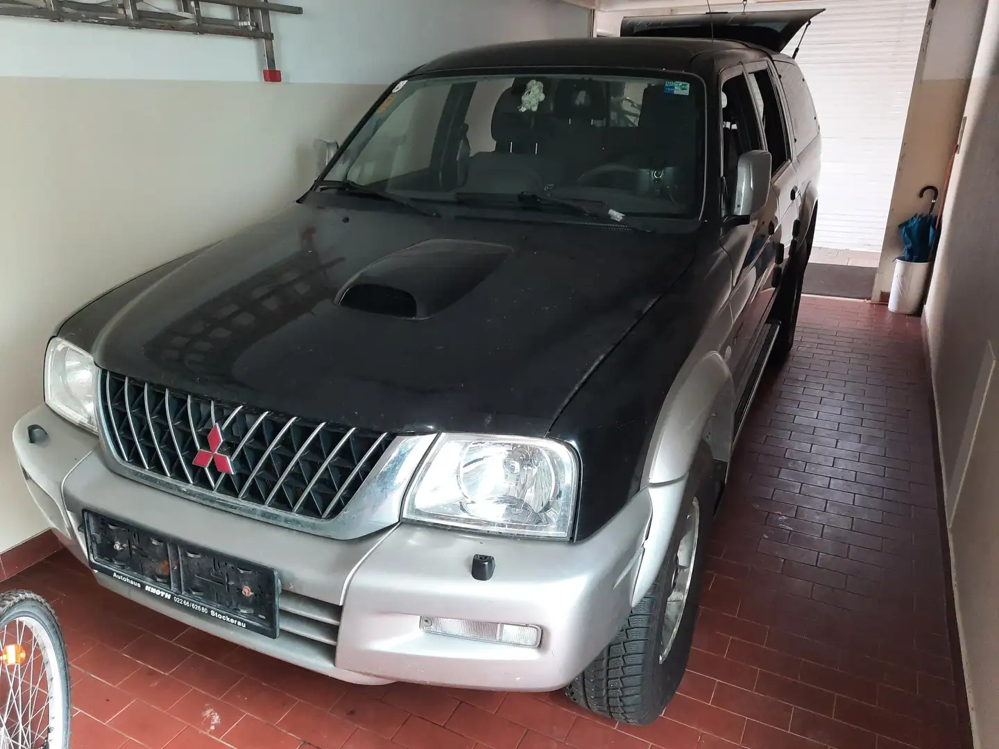 Mitsubishi L200 Schwarz - 2
