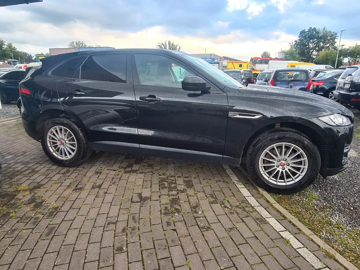 Jaguar F-Pace F-PACE Pure Schwarz - 1