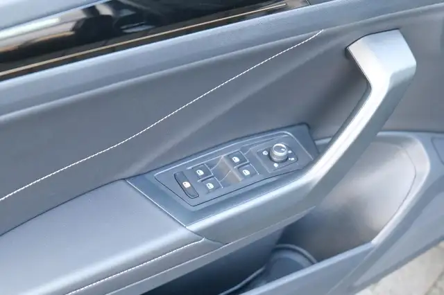 Volkswagen T-Roc view 18