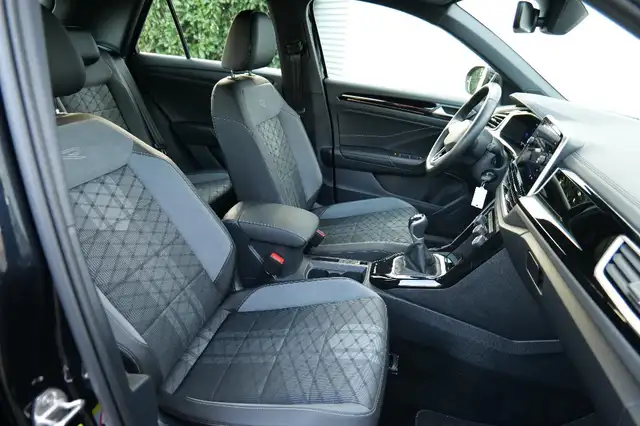Volkswagen T-Roc view 11