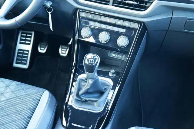 Volkswagen T-Roc view 14
