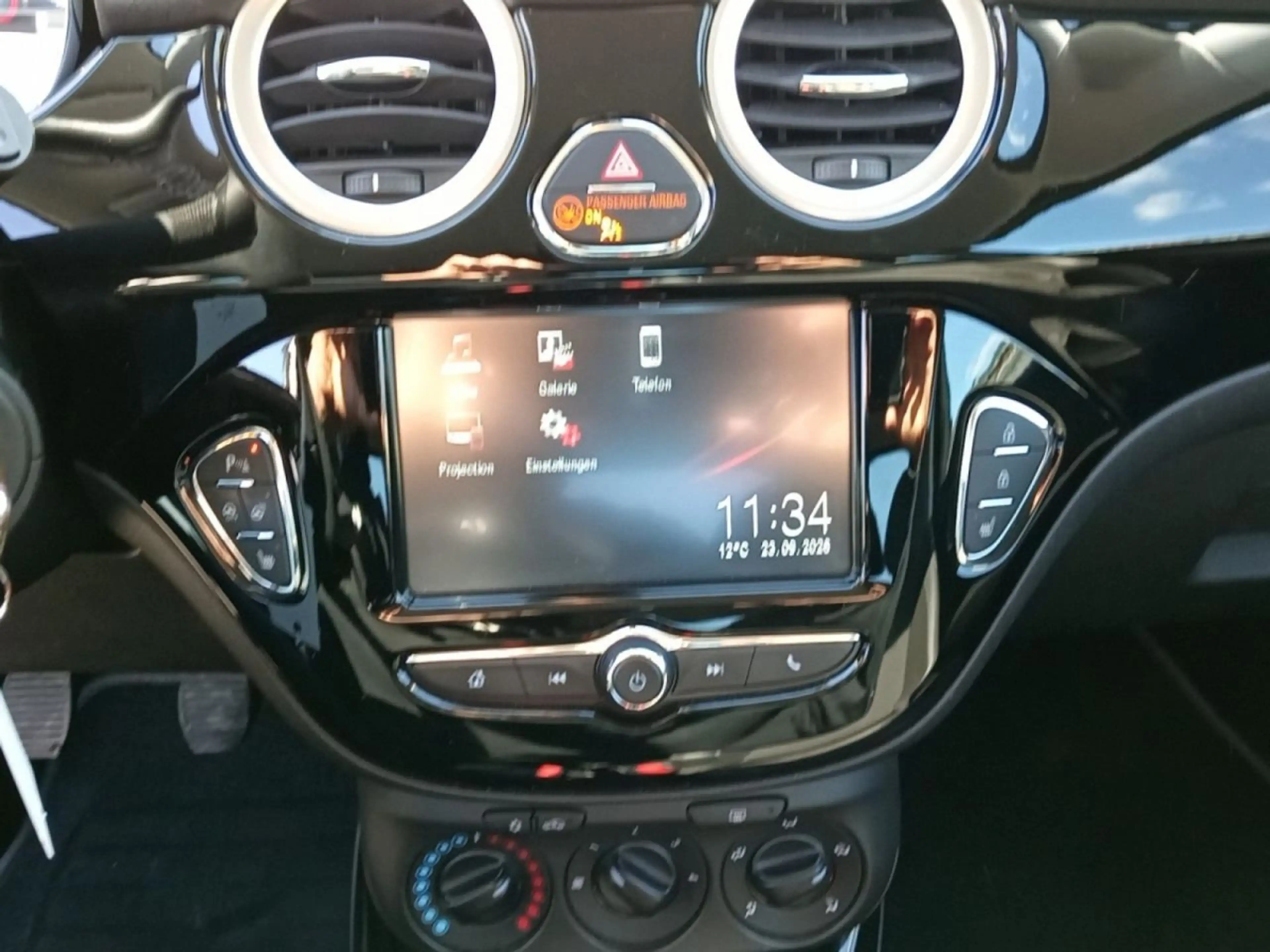 Opel Adam *Snoopy Edition* — photo 13