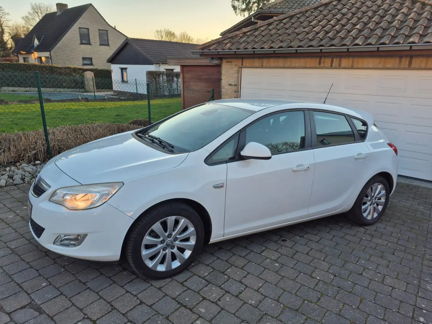 Opel Astra Astra 1.7 CDTI DPF Design Edition Wit - 1