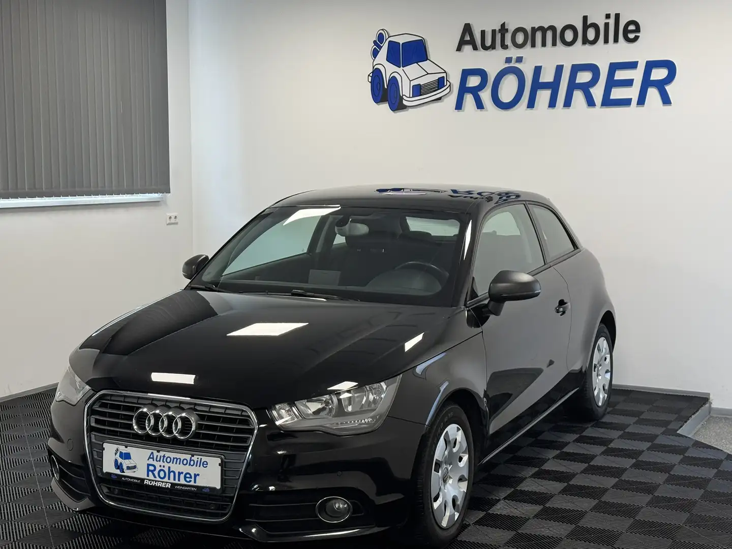 Audi A1 1.6 TDI Attraction 1.Hand Sitzheiz. Einparkh. Schwarz - 1