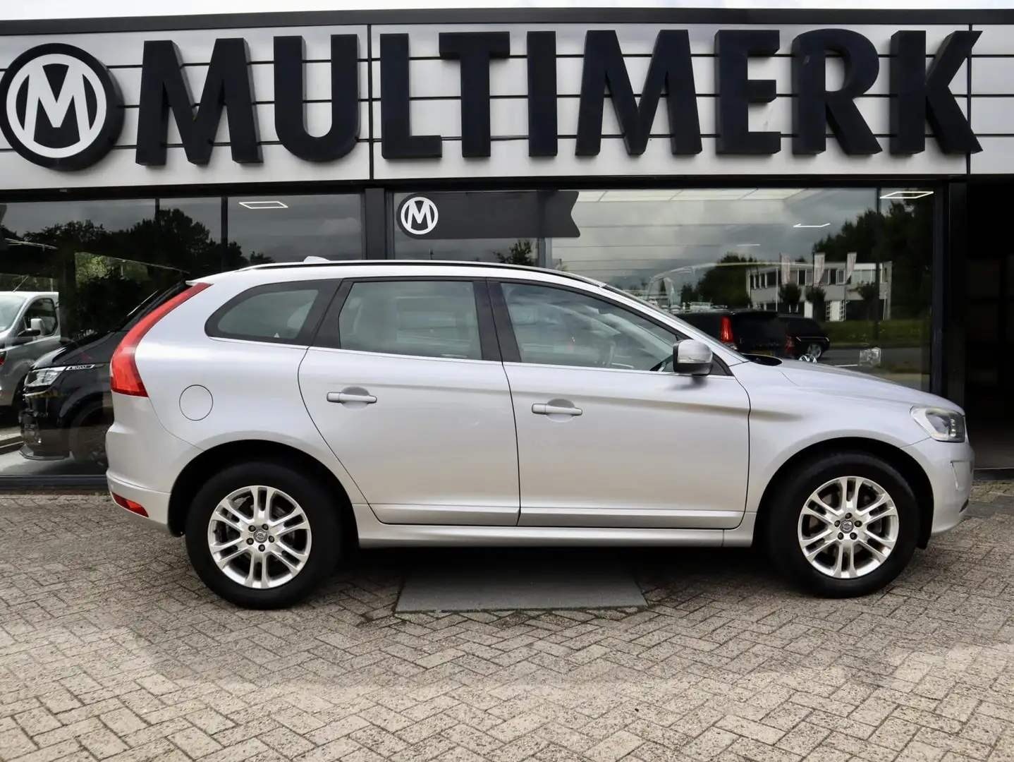 Volvo XC60 2.0 D4 5 Cilinder Momentum Automaat Gris - 2