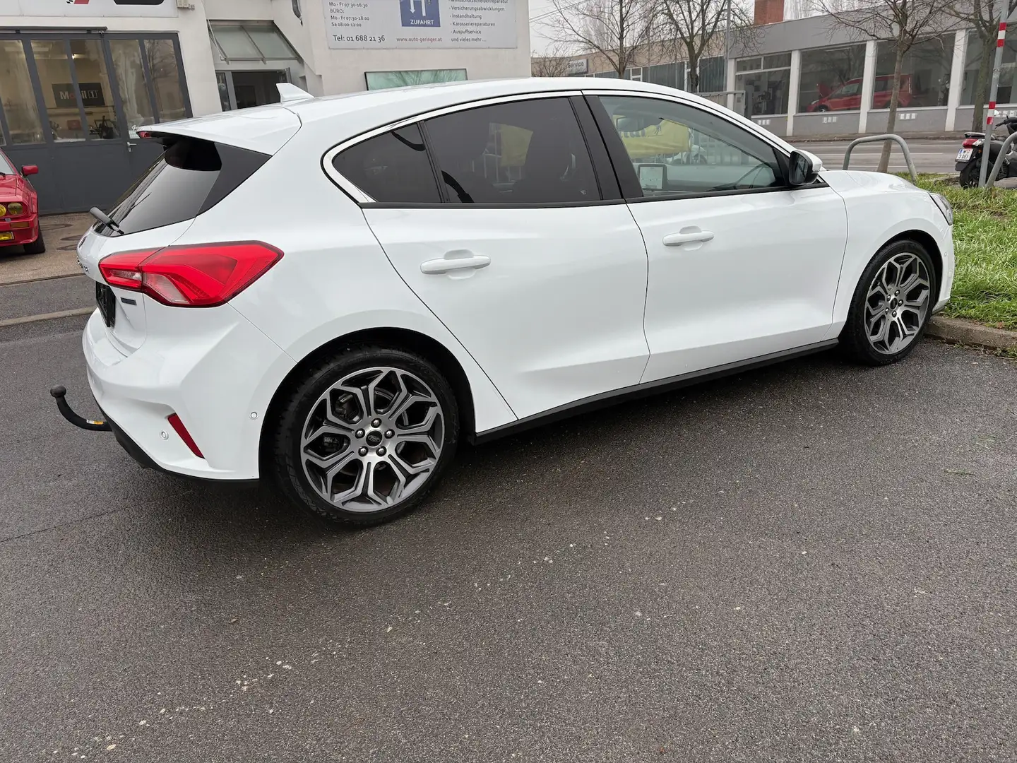 Ford Focus 1.5 EcoBlue Titanium Aut*NAVI*LED*AHK*PDC Weiß - 2