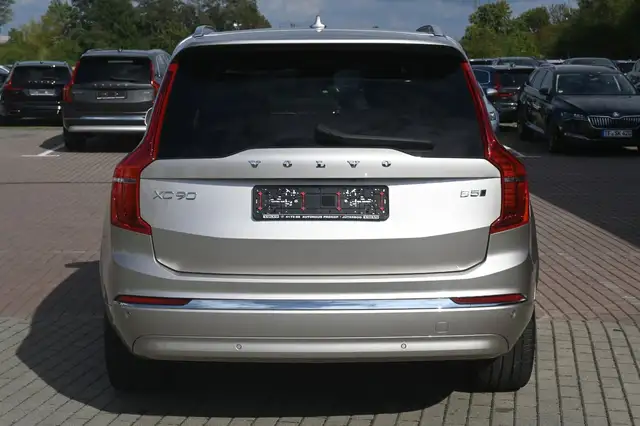 Volvo XC90 view 4
