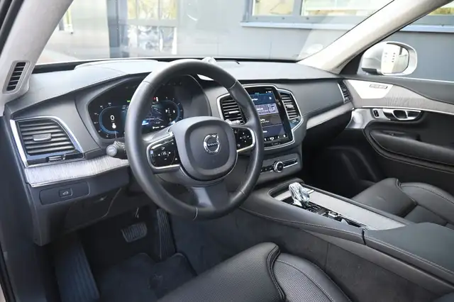 Volvo XC90 view 9
