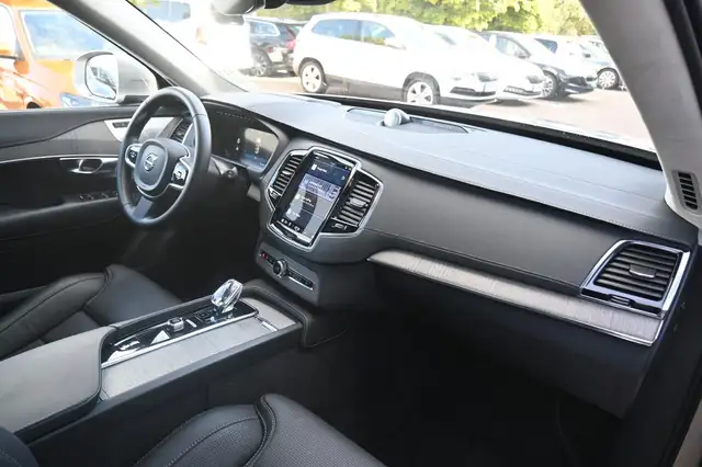 Volvo XC90 view 13