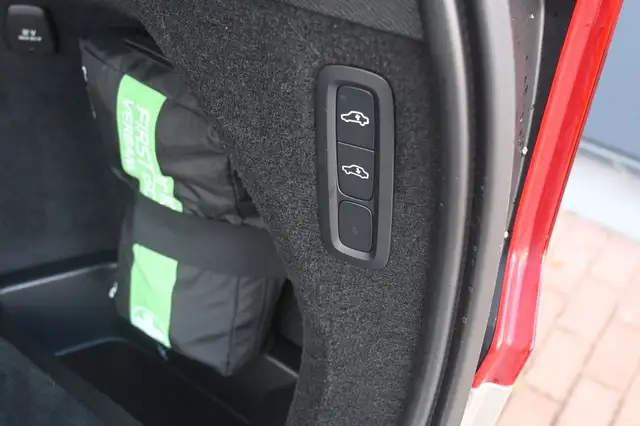 Volvo XC90 view 8