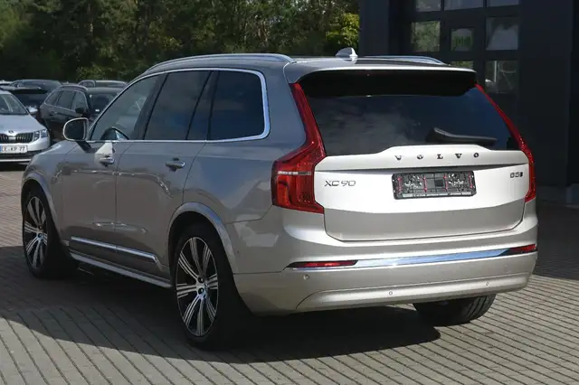 Volvo XC90 view 3