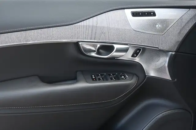 Volvo XC90 view 10