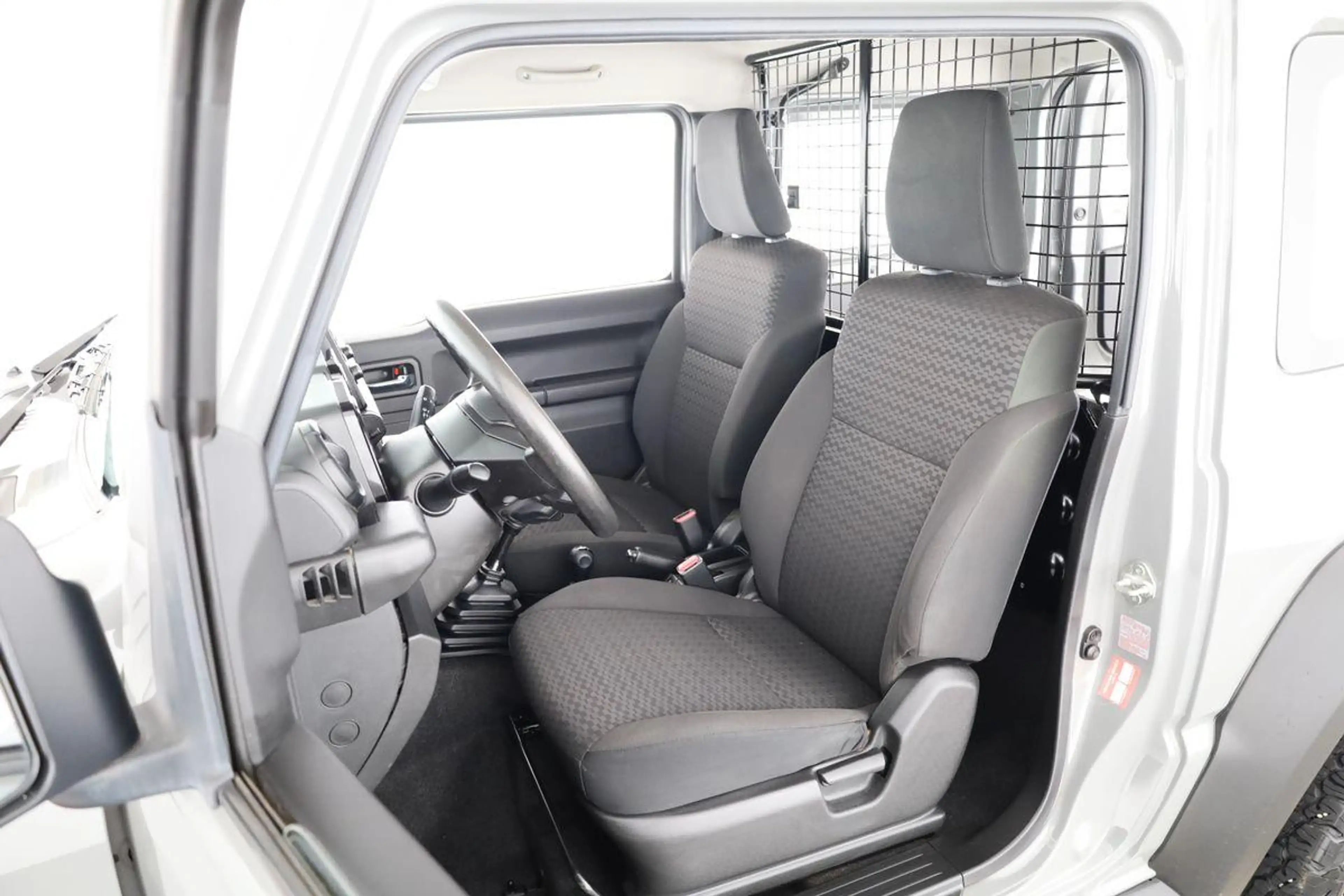 Suzuki Jimny 1.5 Comfort 4x4, AHK, Sitzheizung, 1. Hand — photo 11