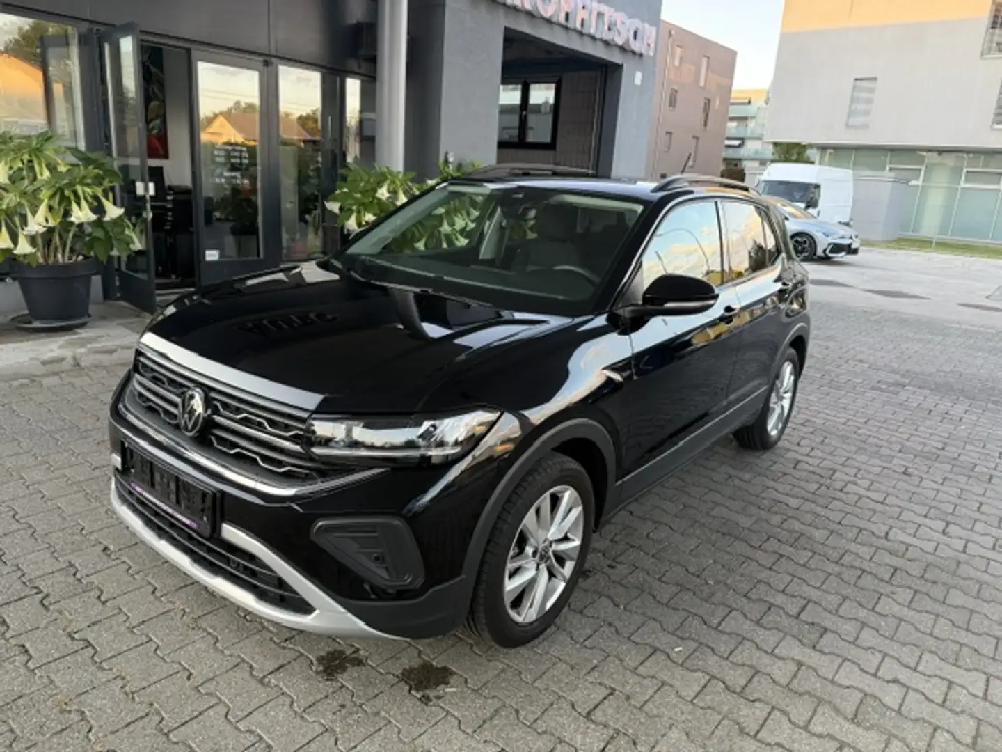 Volkswagen T-Cross 1.0 TSI 85 kW Life Schwarz - 1