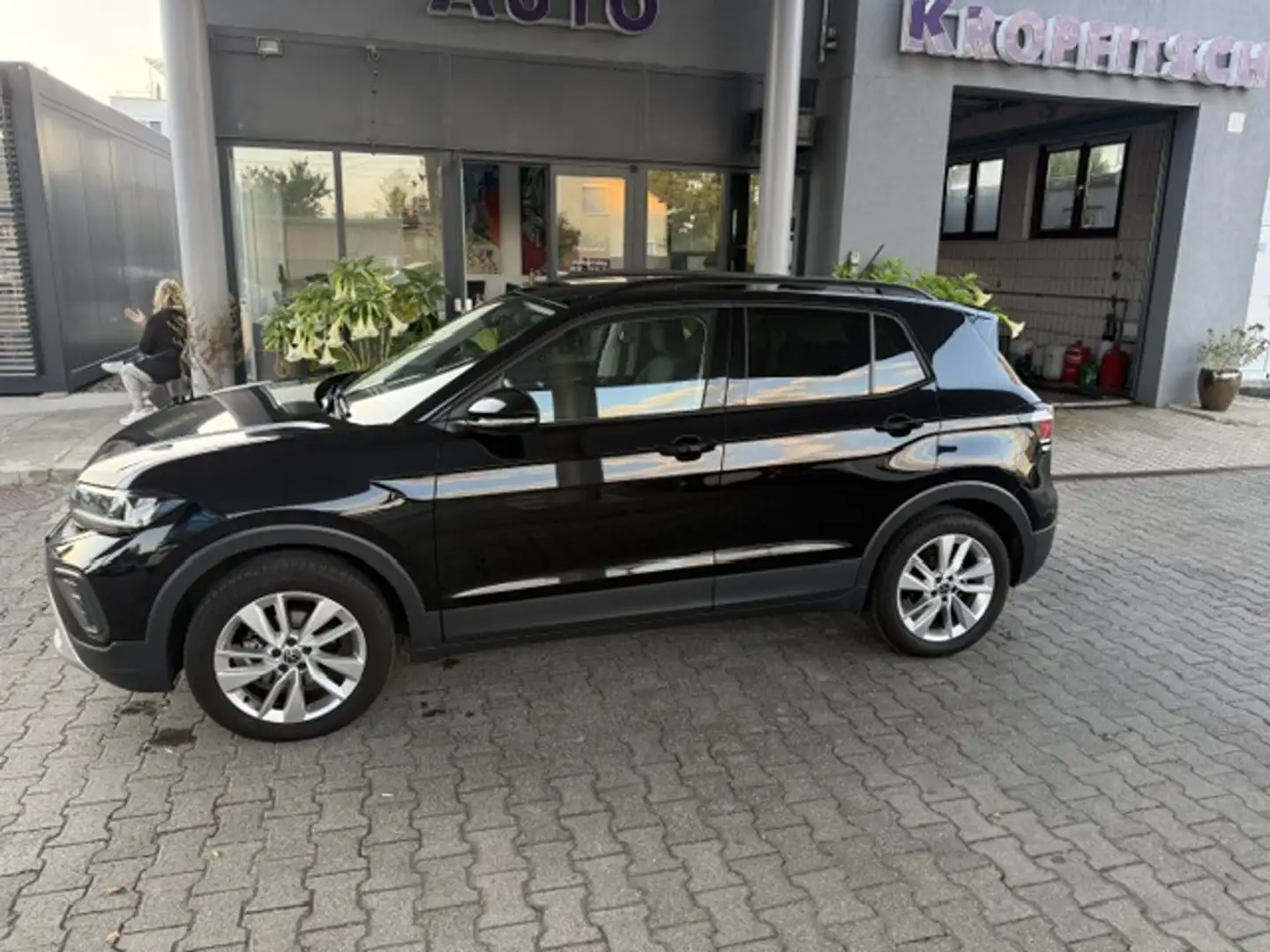 Volkswagen T-Cross 1.0 TSI 85 kW Life Schwarz - 2