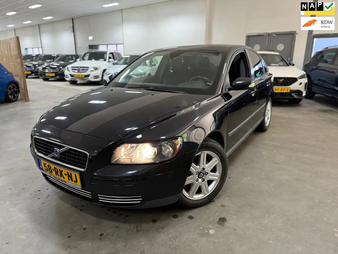 Volvo S40 1.8 Momentum / NETTE AUTO / RIJDT SCHAKELT GOED / Zwart - 1