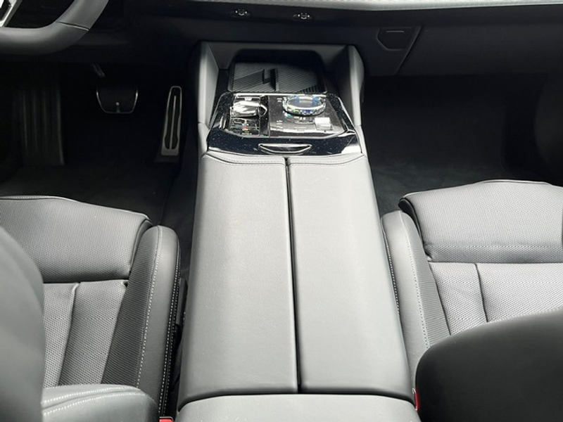 BMW 550 5-serie Touring 550e xDrive — photo 11