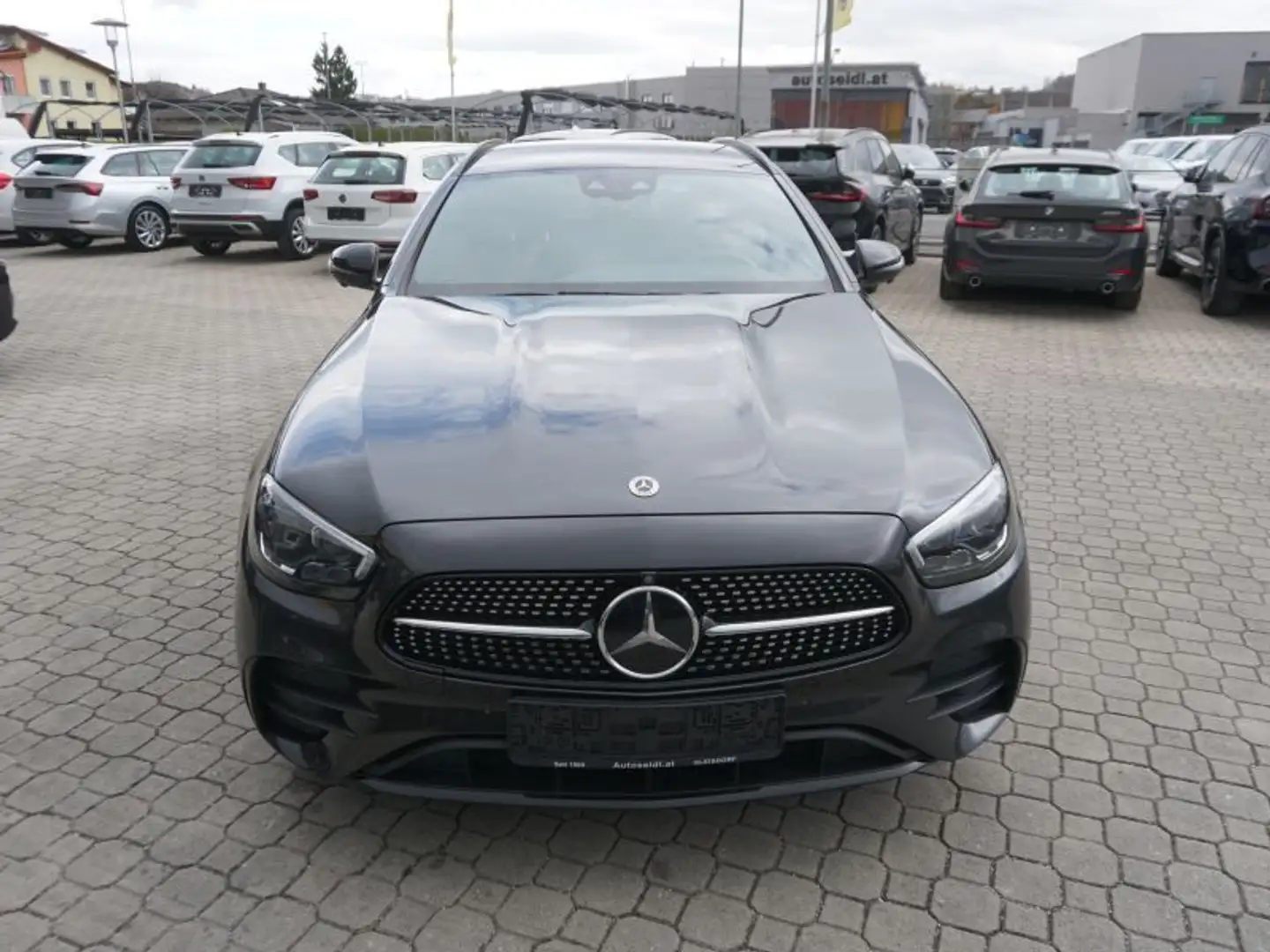 Mercedes-Benz E 450 T 4 Matic Aut. *AMG* Grau - 2