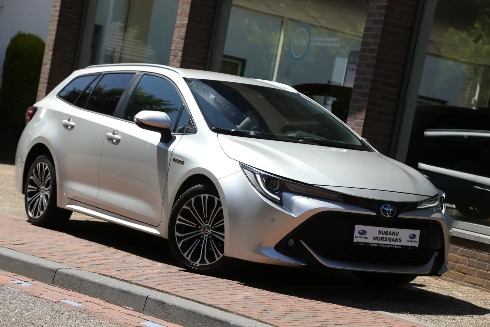 Toyota Corolla Touring Sports 1.8 Hybrid Dynamic Team Navi HuD LE Grijs - 1