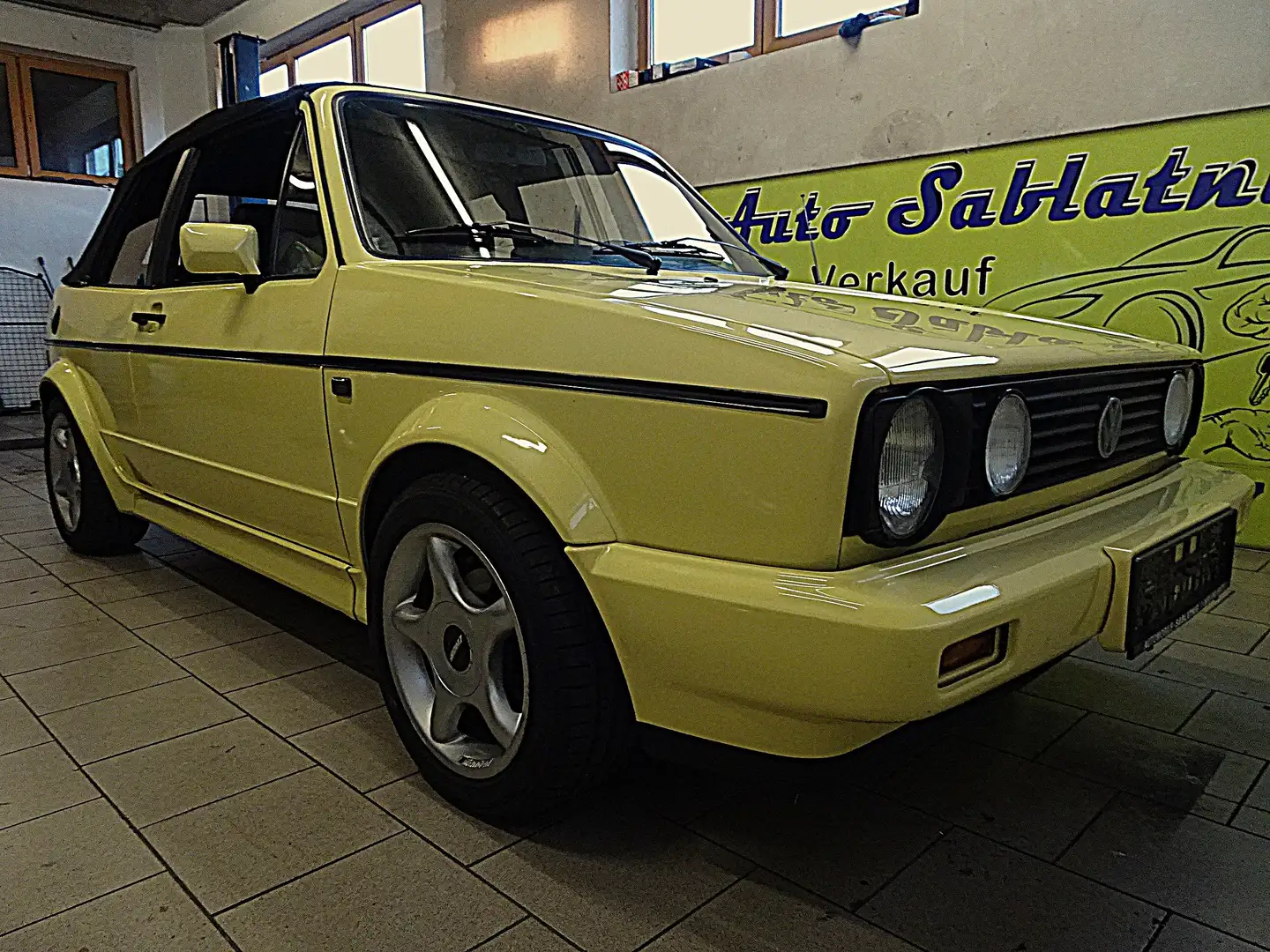 Volkswagen Golf Cabriolet 1,8 Golf Cabrio Young Line el. Verdeck, Servo, SH, Jaune - 1