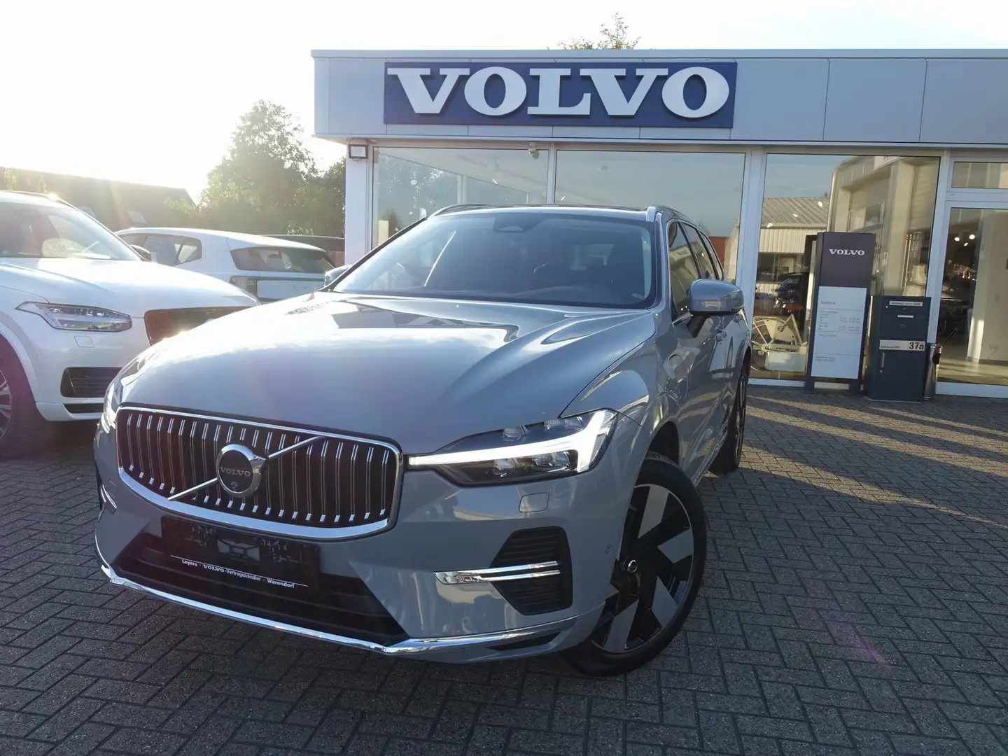 Volvo XC60 Plus T6 AWD/Pano/H&K/AHK/FourC/360°/BLIS Grijs - 1