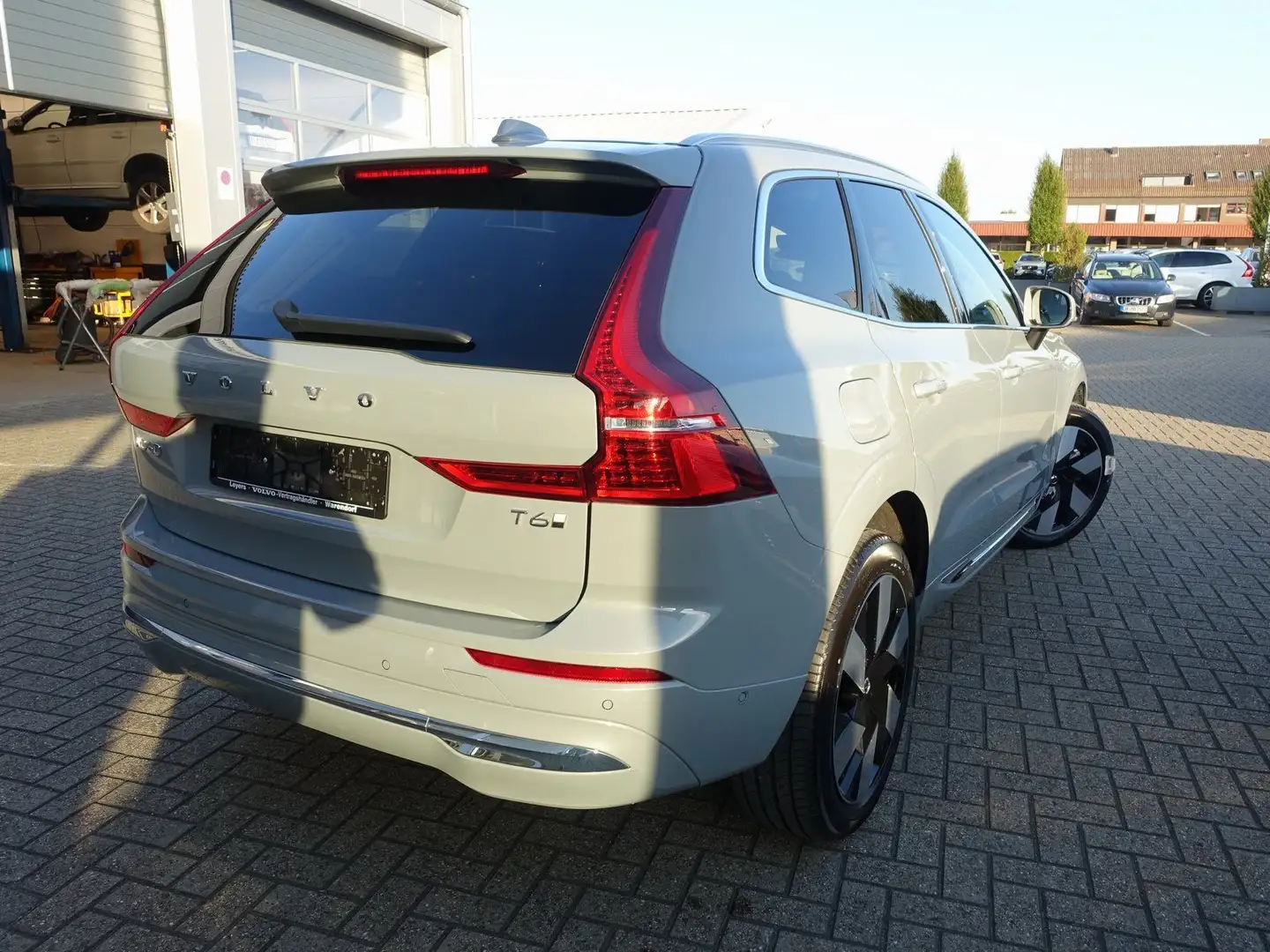 Volvo XC60 Plus T6 AWD/Pano/H&K/AHK/FourC/360°/BLIS Grijs - 2