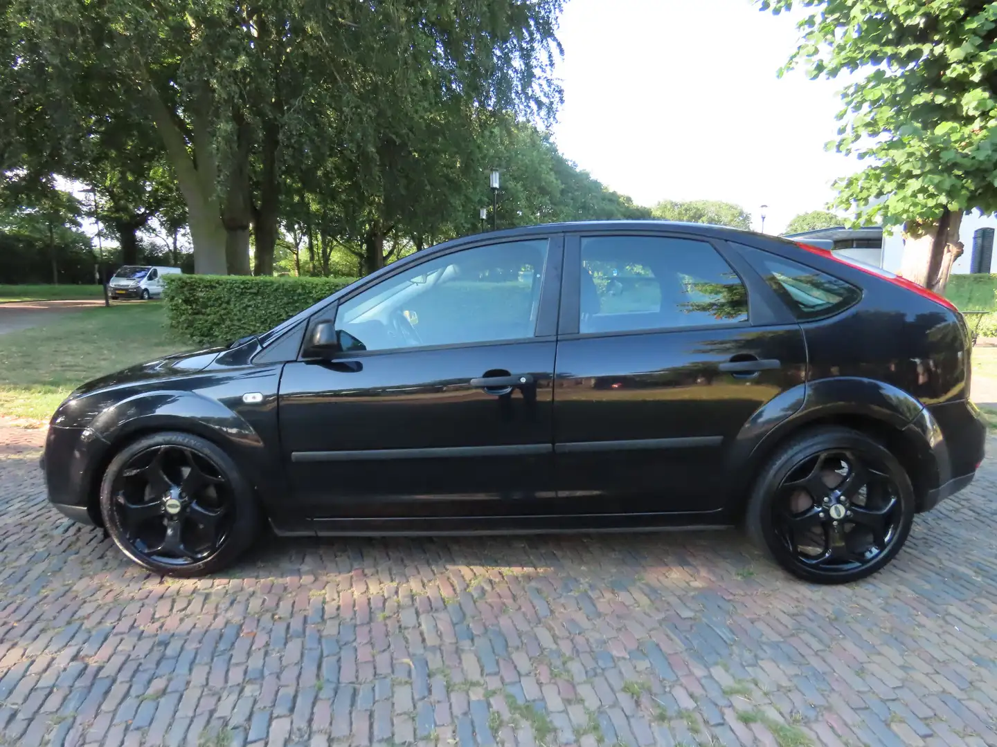 Ford Focus 1.6-16V Champion Airco Cruisecontrol 18 Ich ST Vel Zwart - 2