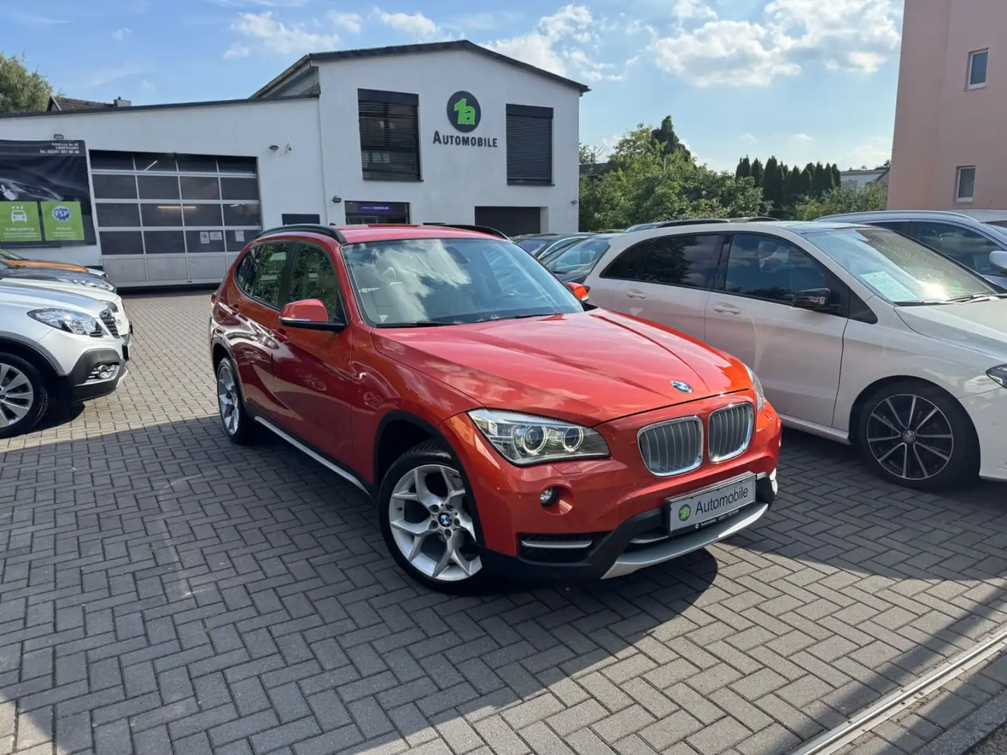 BMW X1 18 d xDrive*NAVI*PDC*SHZ*LEDER*AHK*Bi-XENON Orange - 1
