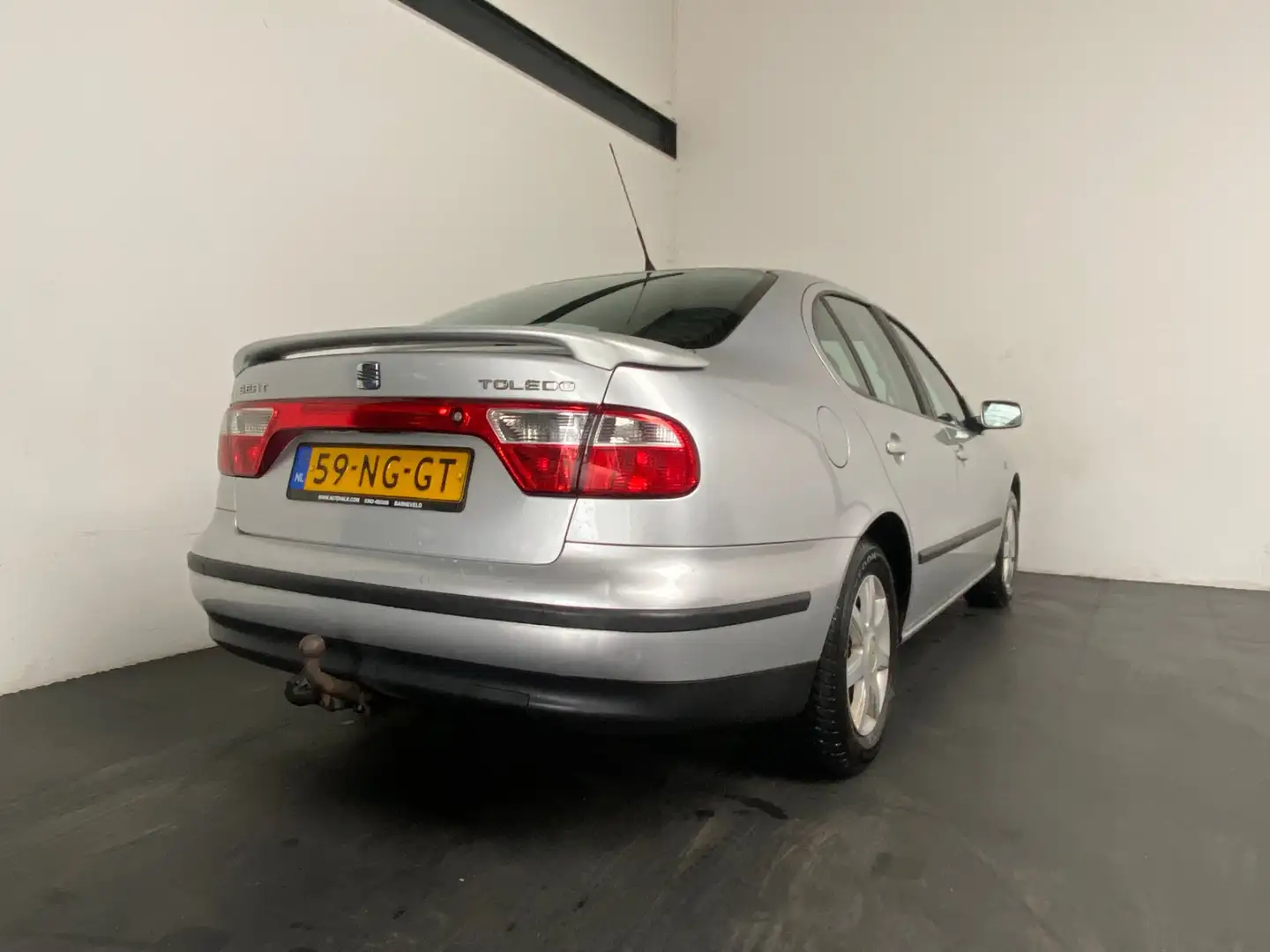 SEAT Toledo 1.6-16V Signo. Clima. Cruise! APK 02-2026! Grijs - 2