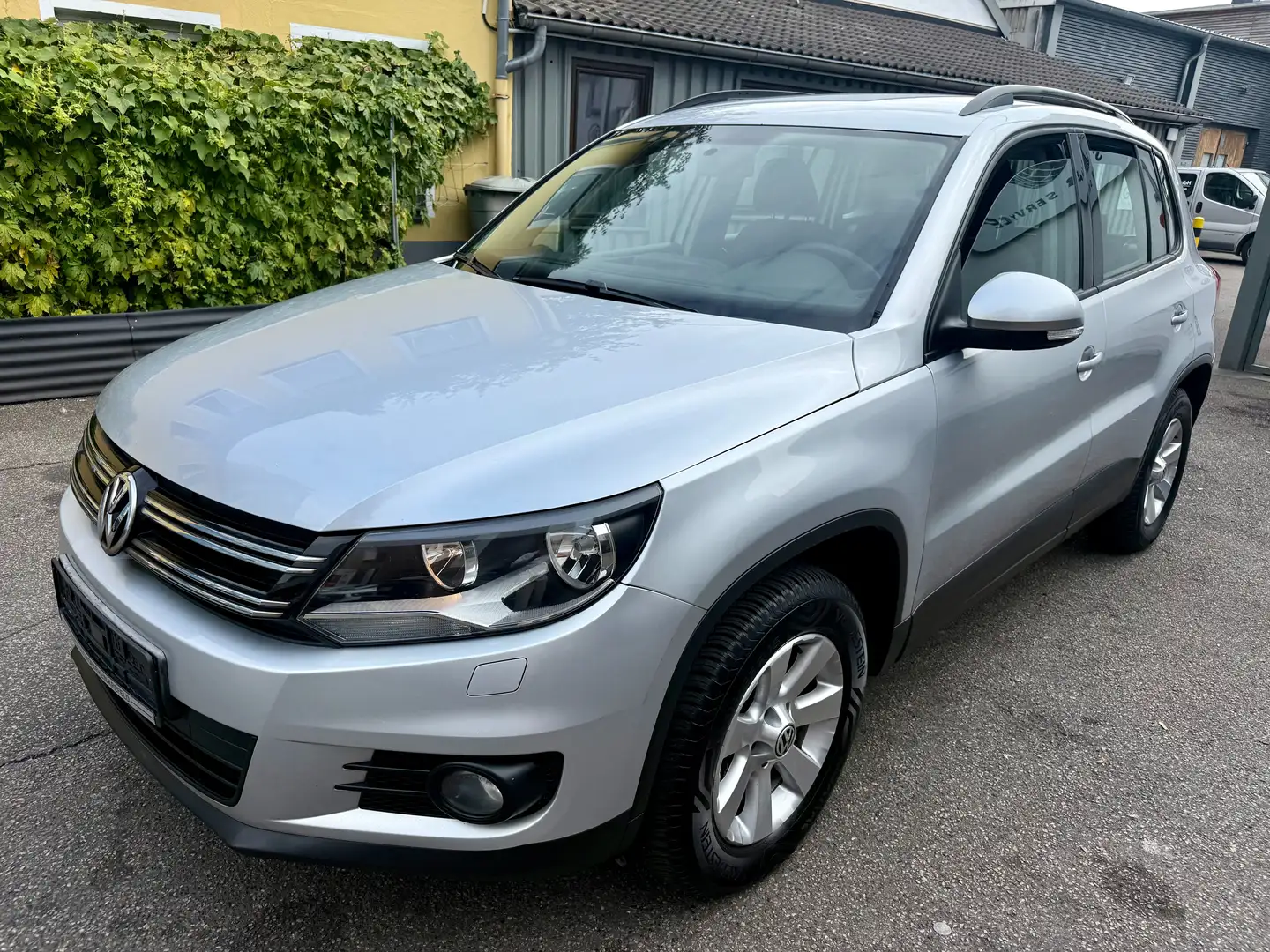 Volkswagen Tiguan Trend 2.Hand Bluetooth Sitzheizung TÜV 07/27 Grau - 1