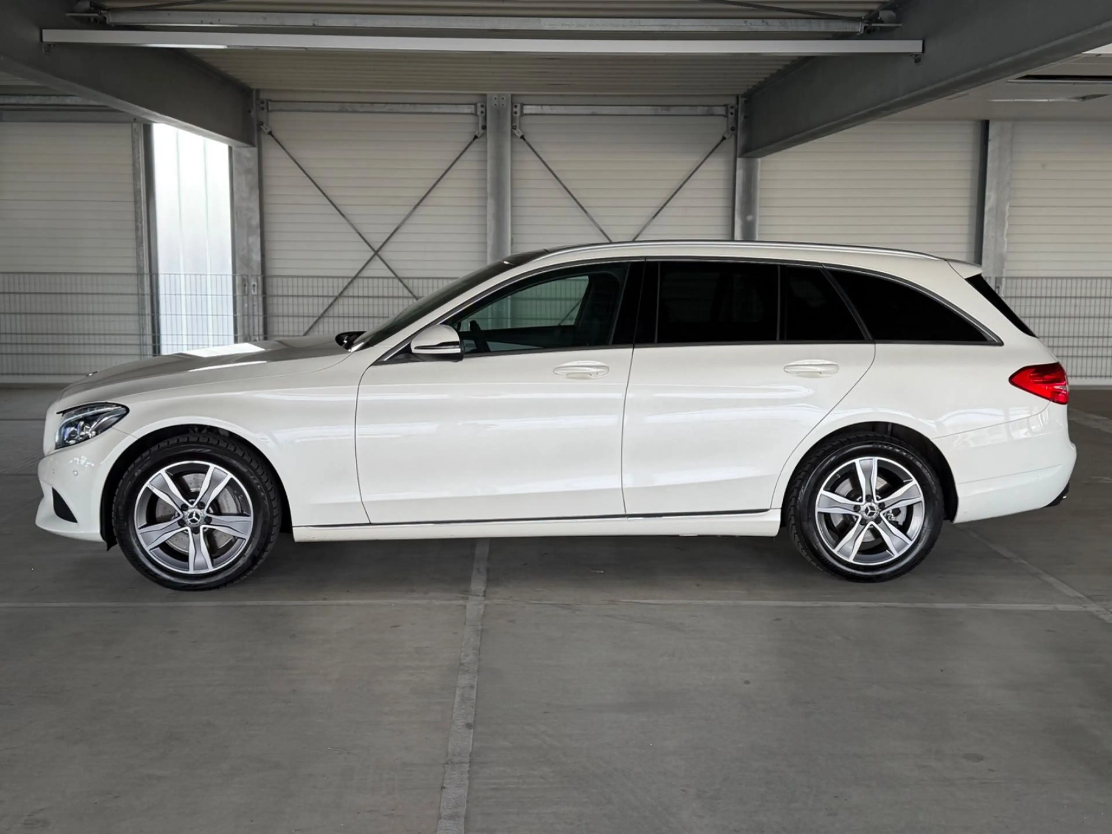 Mercedes-Benz C 400 ACC AHK BT SH RFK AMBI. PANO LKA USB VZA — photo 6