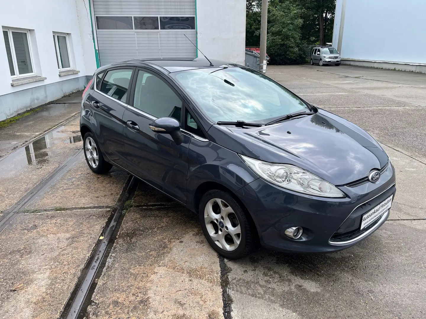 Ford Fiesta Titanium, Sitzh., Klimaaut., AHK, Alus,TÜV neu Grau - 2