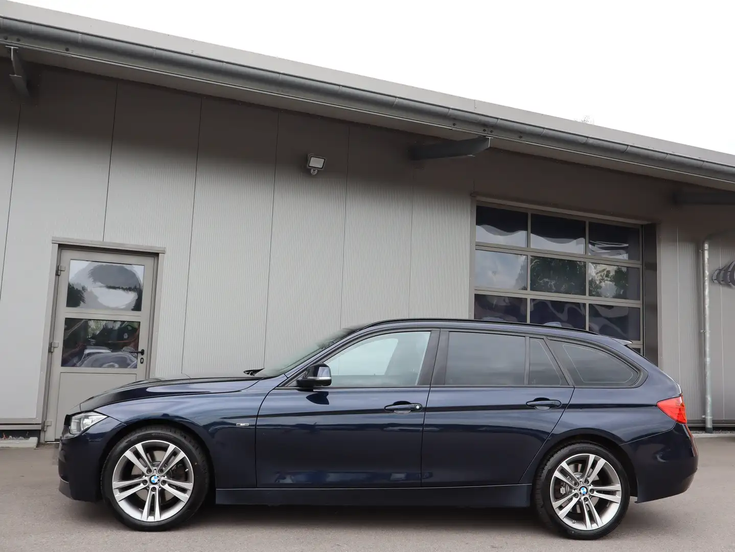 BMW 330 d Touring xDrive Aut. *SPORT-LINE*XENON*NAVI*AHK* Bleu - 2