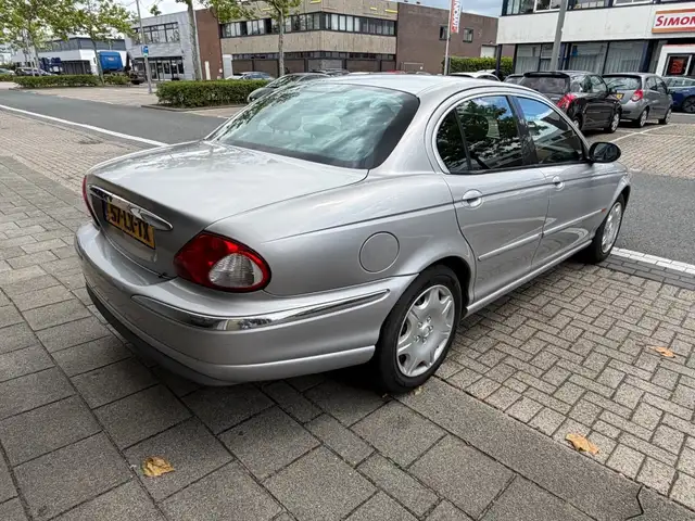 Jaguar X-Type view 8