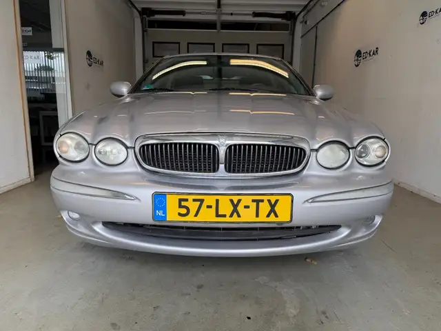 Jaguar X-Type view 4