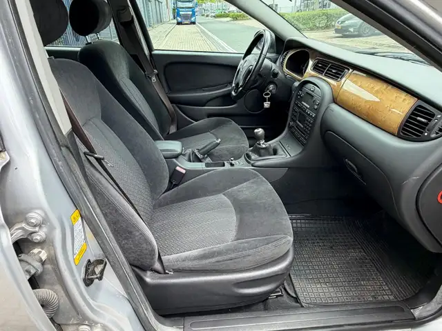 Jaguar X-Type view 9
