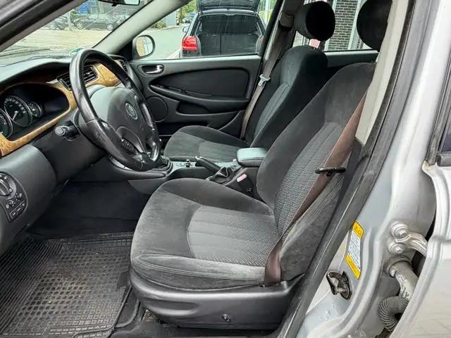 Jaguar X-Type view 10
