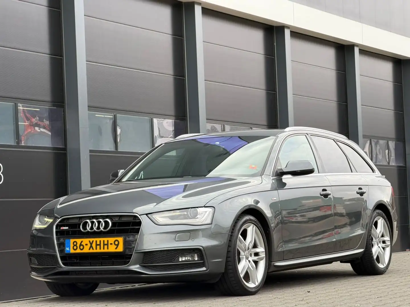 Audi A4 Avant 2.0 TDI S-Line Xenon Clima Navi PDC Grau - 1