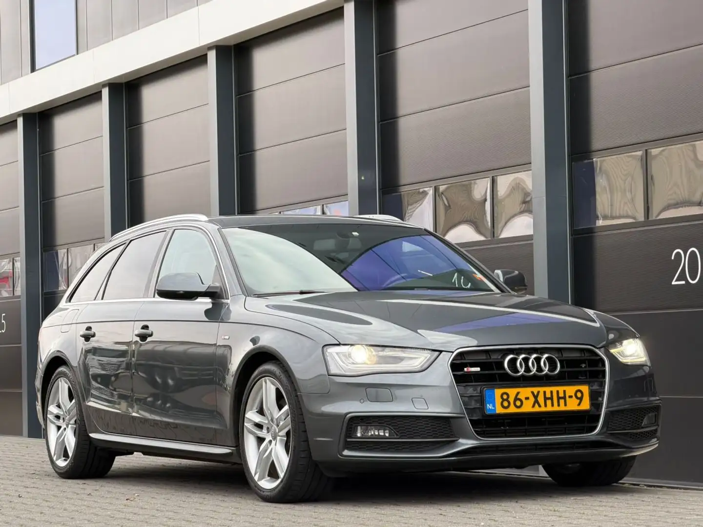 Audi A4 Avant 2.0 TDI S-Line Xenon Clima Navi PDC Grau - 2